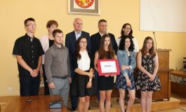 Wręczenie nagrody dla uczniów Miejskiego Zespołu Szkół nr 5, Technikum nr 6 w Krośnie w konkursie programu edukacyjnego "Kształtowanie Przestrzeni"